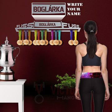 Fuss Fuss Éremtartó - Egyedi Éremakasztó női sportolóval, személyre szabott névvel és bronzérmekkel díszítve.