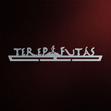 A Victory Hangers® Terep Futás Női Éremtartó minimalista fém dizájnnal, futó sziluettel a közepén. Elegáns fali éremakasztó sportolóknak.